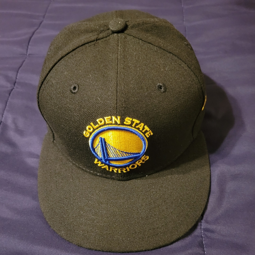 SIZE 7 3/8. NEW ERA GOLDEN STATE WARRIORS FITTED HAT.